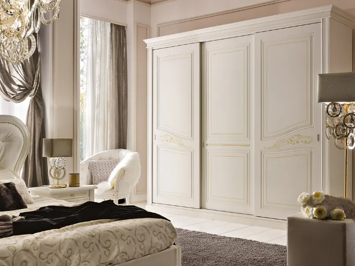 Armadio classico Gemma finitura Bianco Antico Patinato con decoro e filetto Ocra di Ferretti e Ferretti