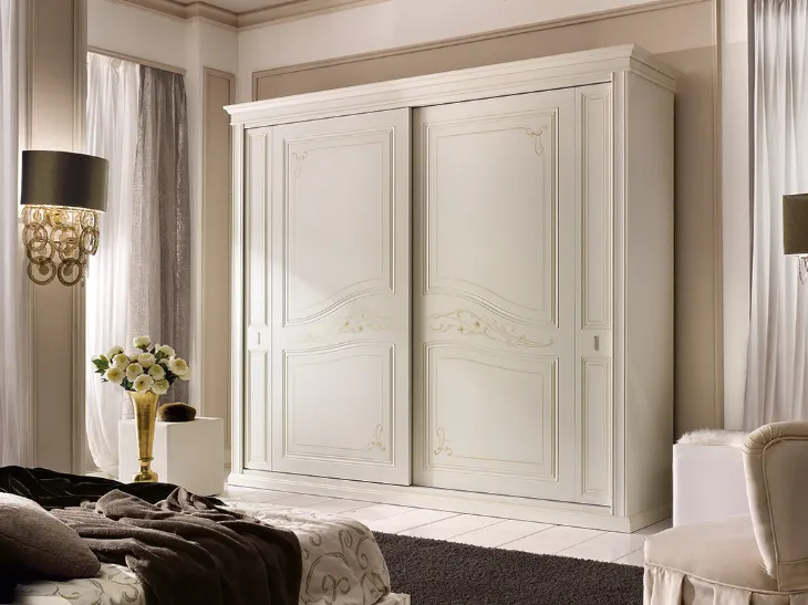 Armadio a due ante scorrevoli Gemma finitura Bianco Antico Patinato con decoro e filetto Ocra di Ferretti e Ferretti