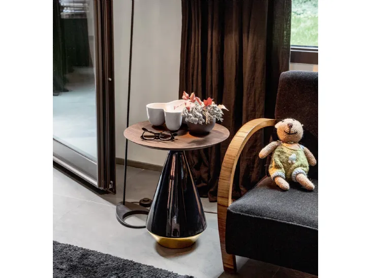 Tavolino rotondo con top rivestito in legno e base in ceramica bianca o nera Amira di Tonin Casa