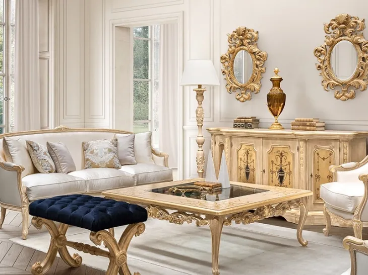 Tavolino classico in legno laccato e intagliato con decorazioni dorate e piano in cristallo Art 0050 di Vittorio Grifoni