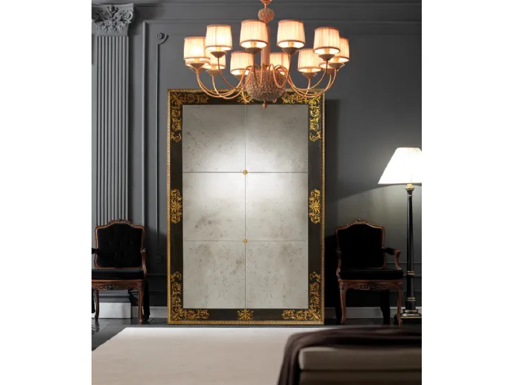 Specchiera con cornice in legno scuro e decori in foglia oro Art 0061 di Vittorio Grifoni