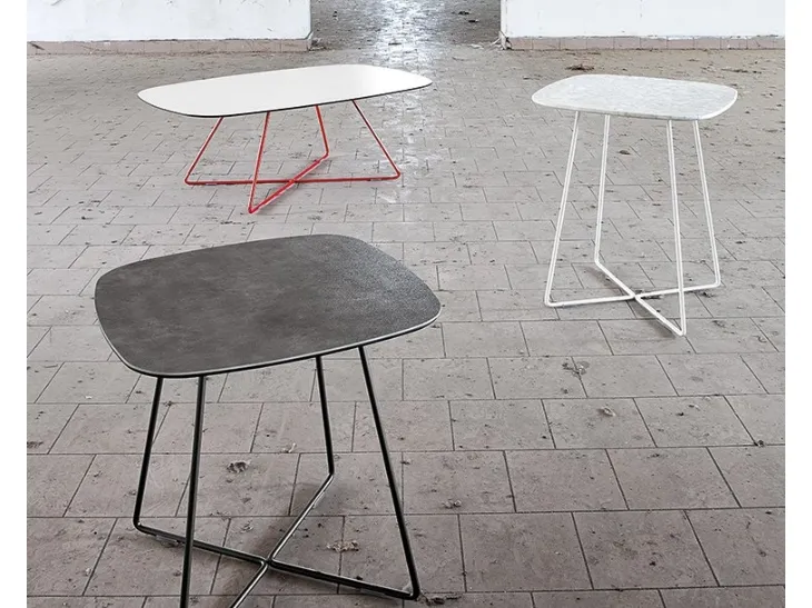 Tavolino Cross con top in ceramica e base in acciaio di Domitalia