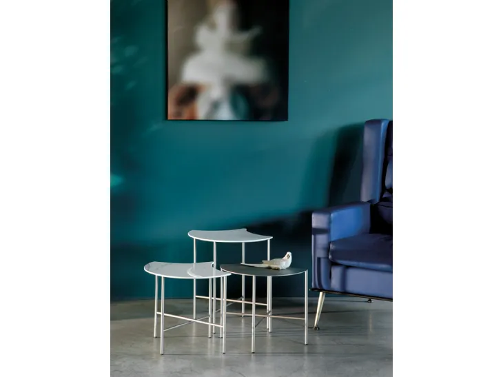 Tavolino con top sagomato e base in metallo o gres porcellanato Ginco di Tonin Casa