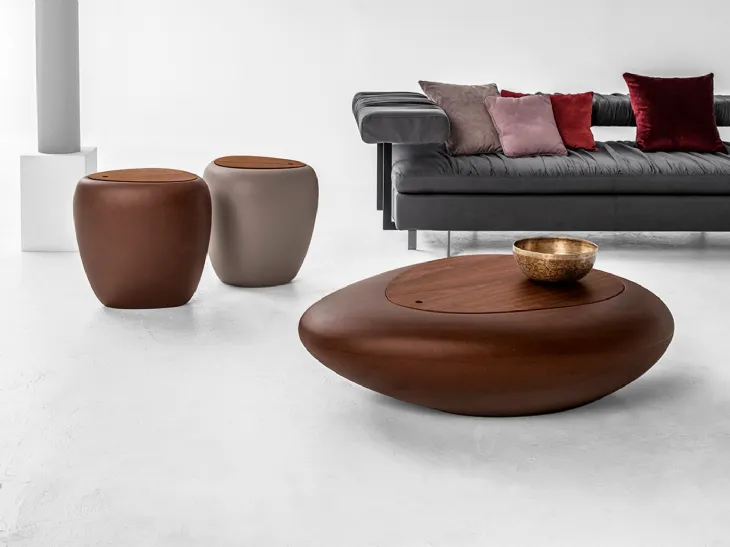 Tavolino di design Kos in polietilene con top in legno di Tonin Casa