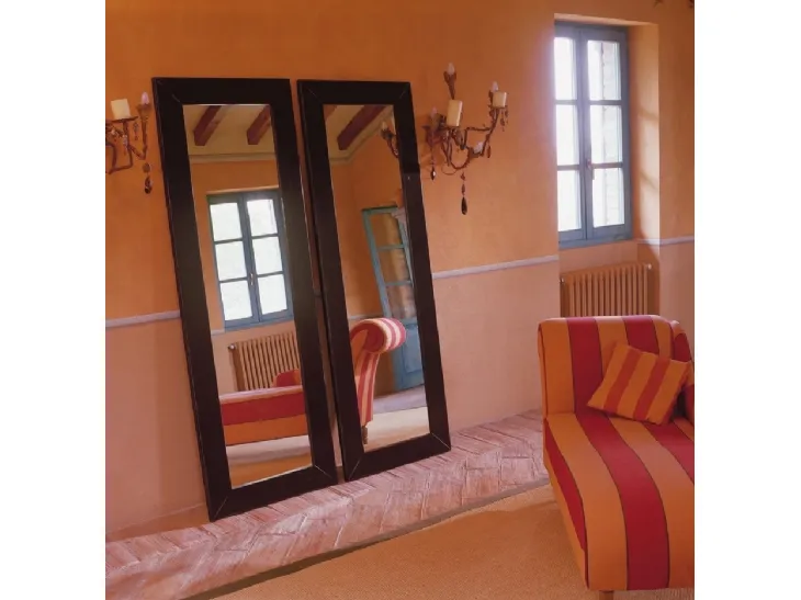 Specchiera Lenia con cornice in legno laccato di Tonin Casa