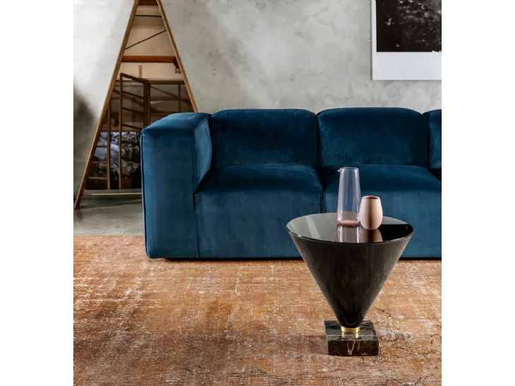 Tavolino rotondo con top in vetro fumé trasparente, struttura conica in metallo e base in marmo Flute di Tonin Casa