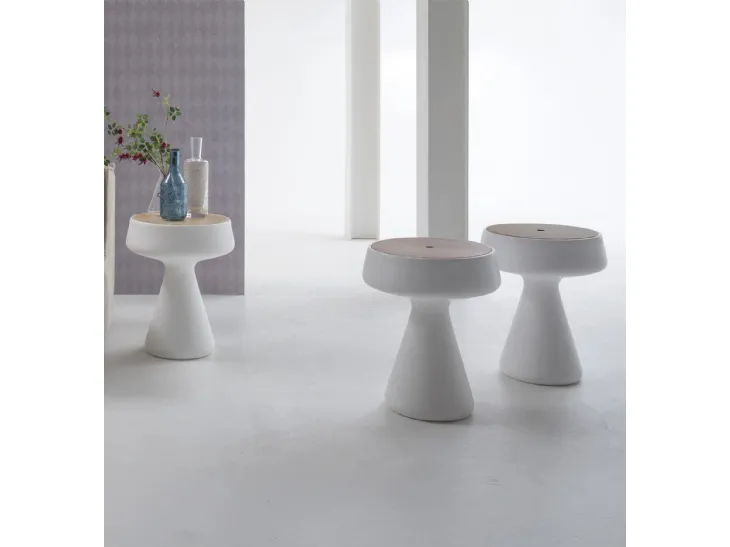 Tavolino di design Maki in polietilene con top in legno di Tonin Casa