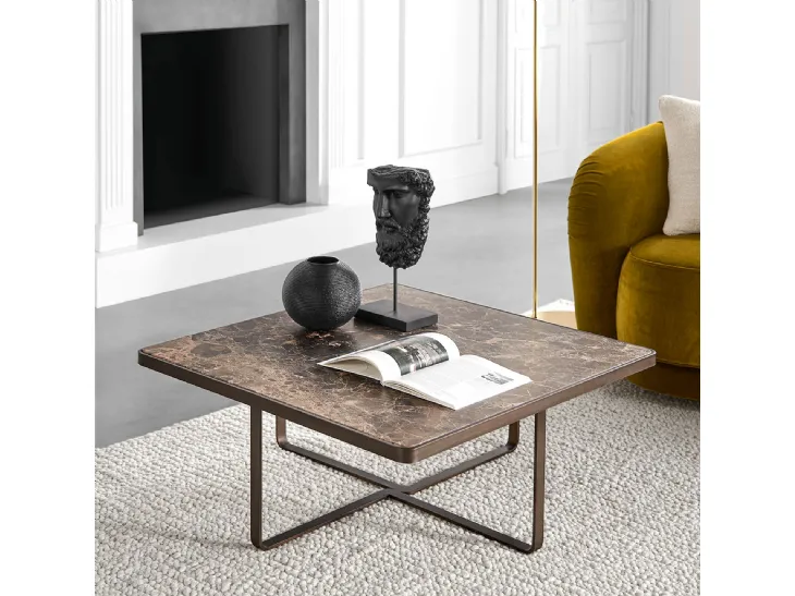Tavolino in marmo con originale base a croce in metallo Teo Square di Tosconova