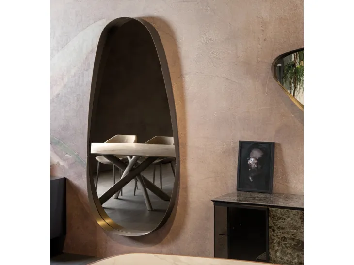Specchio di design dalle linee morbide e dinamiche con cornice curva in acciaio verniciato Vogue di Tonin Casa