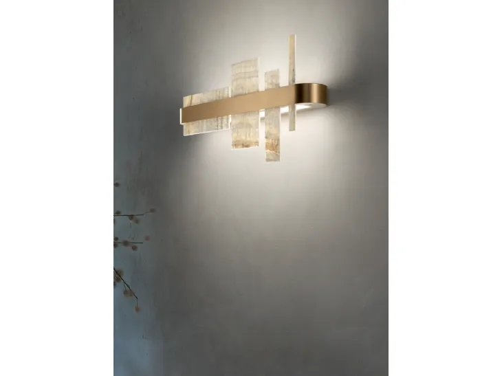 Lampada da parete con struttura in metallo e diffusore in onice naturaleHonicé di Masiero