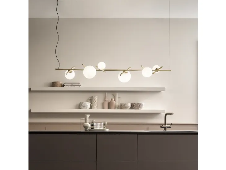 Lampada a sospensione orizzontale in ottone con sfere in vetro di Murano bianco opalino Posy di Masiero