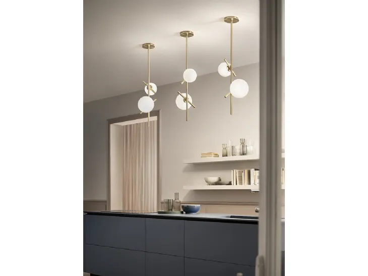 Lampada a sospensione verticale in ottone con sfere in vetro di Murano bianco opalino Posy di Masiero