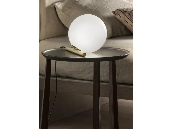 Lampada da tavolo con struttura in ottone e diffusore in vetro di Murano bianco Posy di Masiero