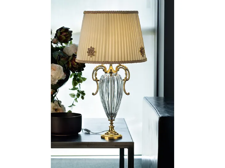 Lampada classica da tavolo in vetro e metallo con diffusore in tessuto plissettato Primadonna di Masiero
