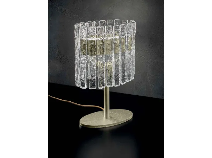 Lampada da tavolo in metallo con diffusore in listelli di vetro effetto roccia Vegas di Masiero