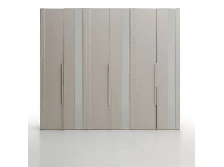 Armadio Avenue in legno di frassino con inserti in vetro di Fasolin