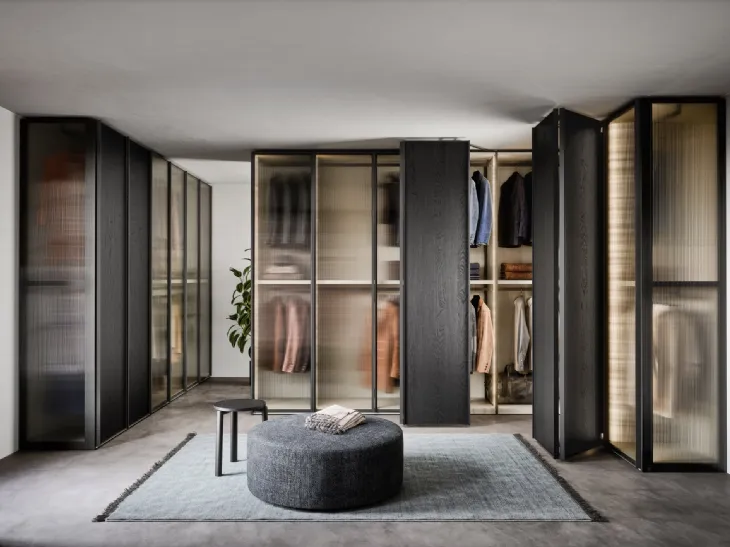 Armadio angolare con ante battenti e a soffietto Perry in vetro e legno di Novamobili