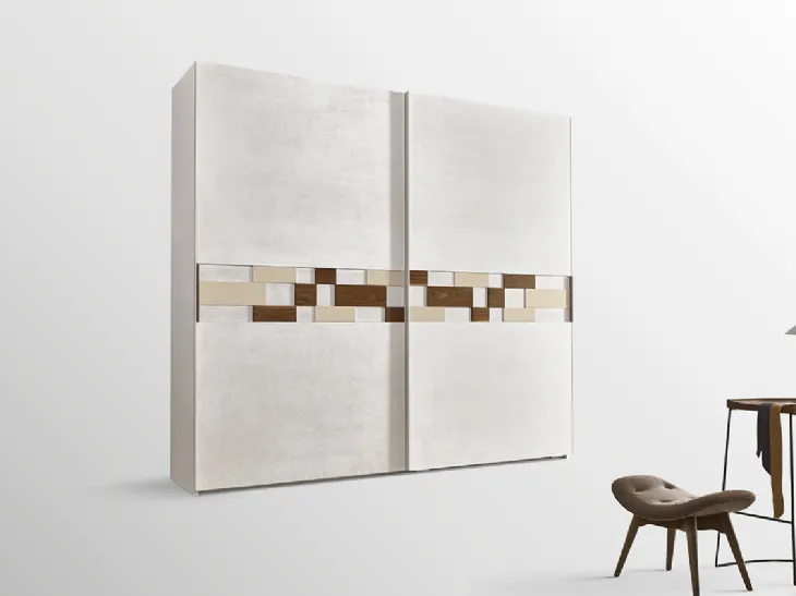 Armadio con anta scorrevole Soho in laccato opaco con formelle divari materiali nella fascia centrale di Ferretti e Ferretti