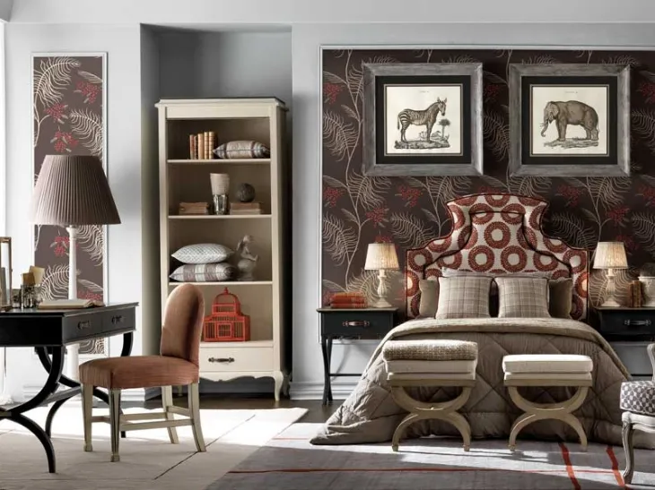 Cameretta Sunset in legno laccato con letto in tessuto di lino ricamato dai colori sgargianti che rivestono la testiera di Vittorio Grifoni