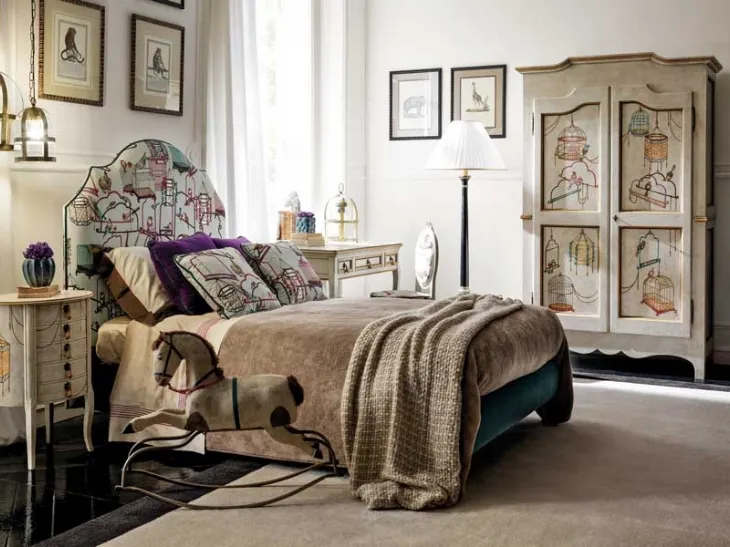 Cameretta Voliere in legno decorato e tessuti stampati che ricordano un giardino incantato di Vittorio Grifoni