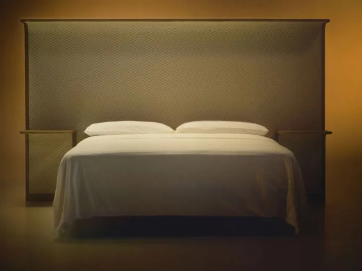 Letto Courtoisie con testiera in legno e tessuto di Bolzan Letti