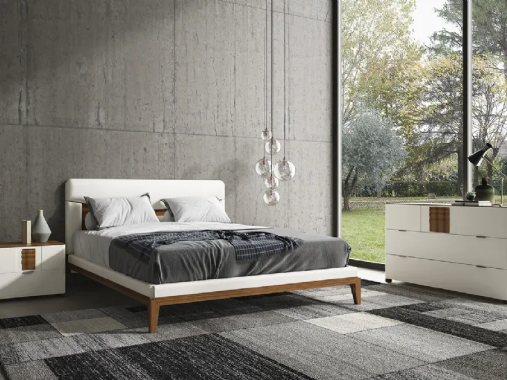 Letto con testiera imbottita in ecopelle con basamento e piedi in Noce Canaletto Sensazioni Levante di Ferretti e Ferretti