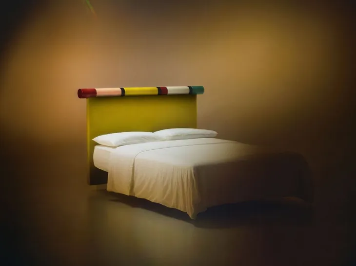 Letto Rosary con testiera in tessuto e laccato lucido di Bolzan Letti