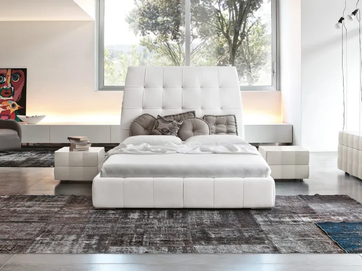 Letto in pelle con testiera importante trapuntata Pacifico di Tonin Casa