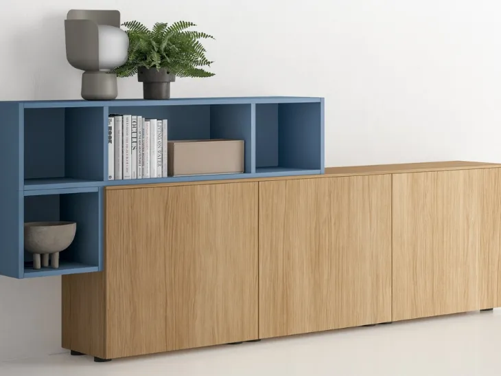 Madia lineare integrata in melaminico con composizione geometrica colorata di moduli a giorno Pratico L2144 H971 di SantaLucia