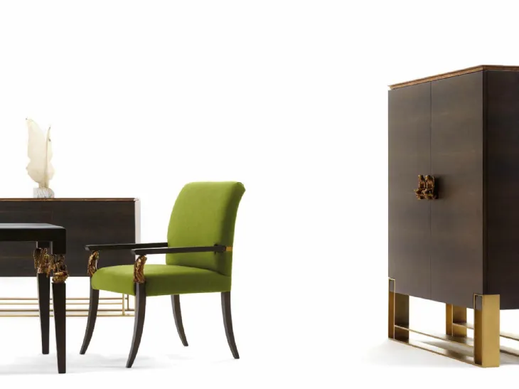 Madia alta in legno massello di noce fossile con gambe, top e maniglie in foglia oro Art S010 di Vittorio Grifoni