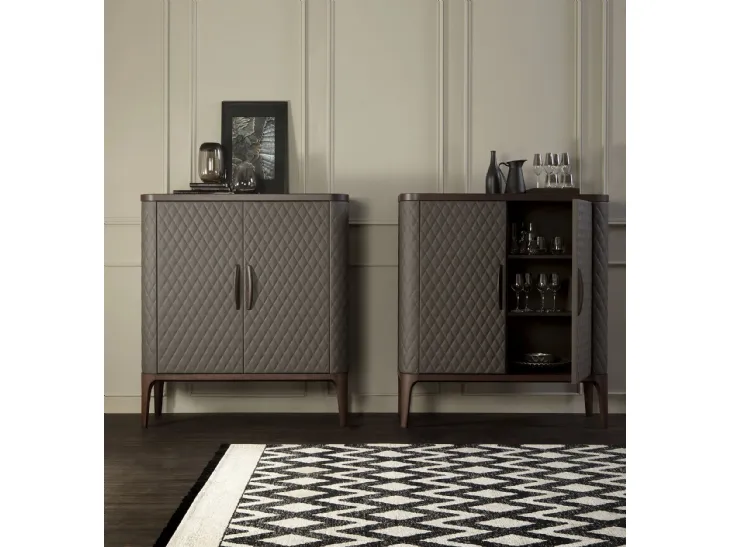 Madia Tiffany in legno con ante rivestite in pelle trapuntata a rombi di Tonin Casa