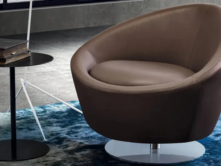 Poltroncina rotonda girevole in pelle Britte di Gurian