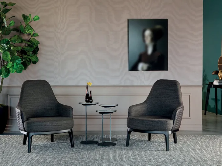 Poltrona Cleo Élite in tessuto con rivestimento esterno in pelle trapuntata a rombi di Tonin Casa