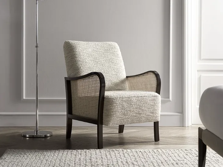 Poltrona in tessuto con struttura in legno e paglia di Vienna Delia di Tosconova