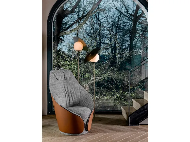 Poltroncina Mama in tessuto con rivestimento esterno in pelle e schienale alto di Tonin Casa