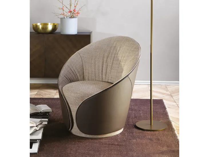 Poltroncina Mama in tessuto e pelle di Tonin Casa