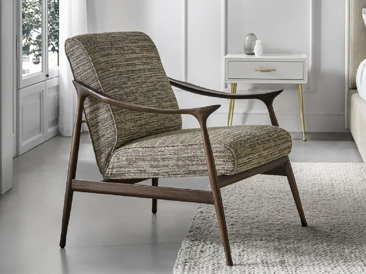 Poltrona di design Vivi Canaletto Dedar in tessuto con struttura in noce Canaletto di Tosconova