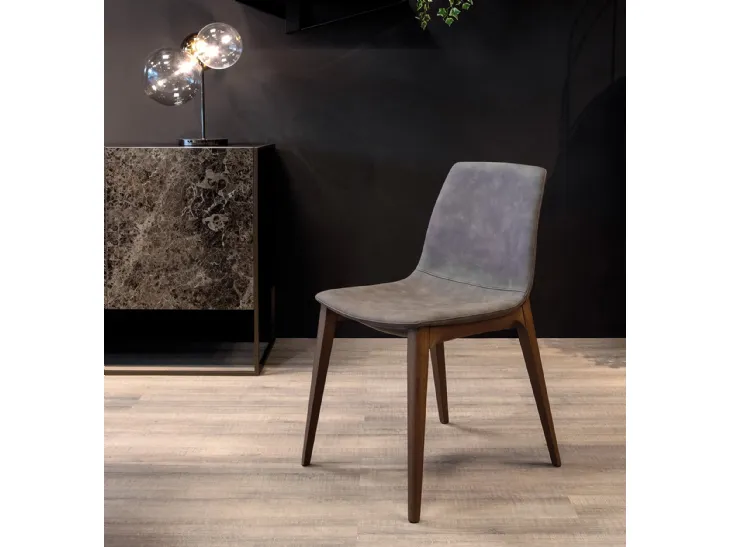 Sedia Aralia con rivestimento seduta in pelle e gambe in legno di Tonin Casa