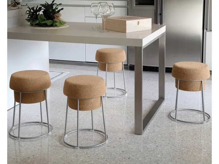 Sgabello basso dalla forma di un tappo Bouchon in acciaio con seduta in sughero di Domitalia