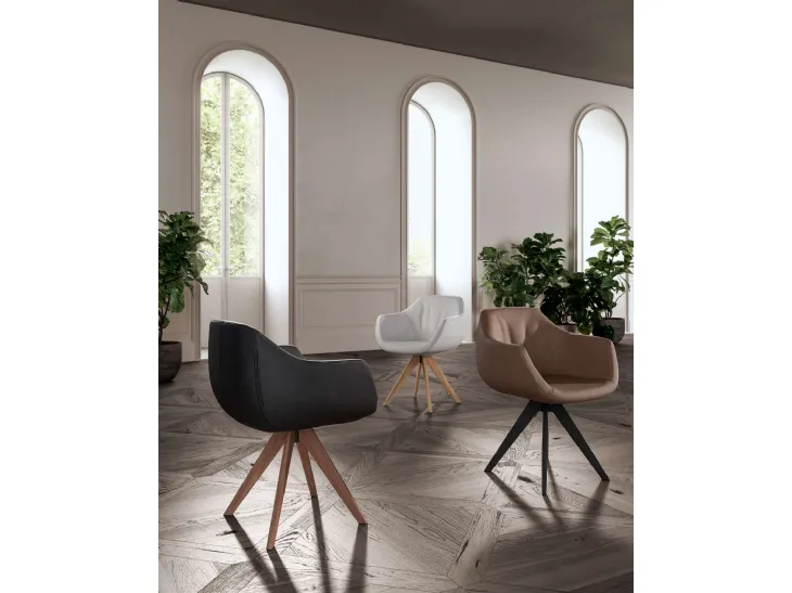 Sedia moderna con braccioli rivestita in pelle con base in legno Delia di Ozzio