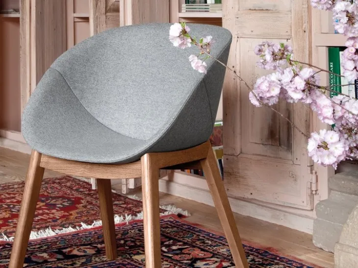 Sedia Coquille in tessuto con struttura in legno di Domitalia