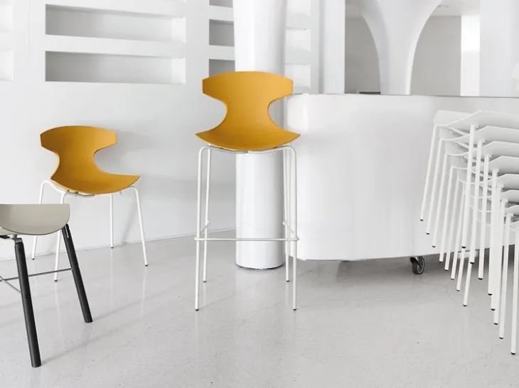 Sgabello e Sedia impilabile in polipropilene con struttura in acciaio Echo di Domitalia