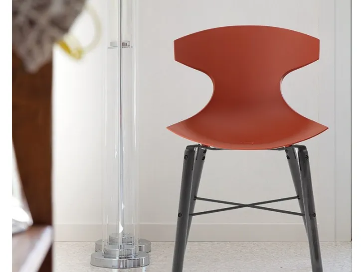 Sedia Echo in polipropilene con gambe in metallo di Domitalia