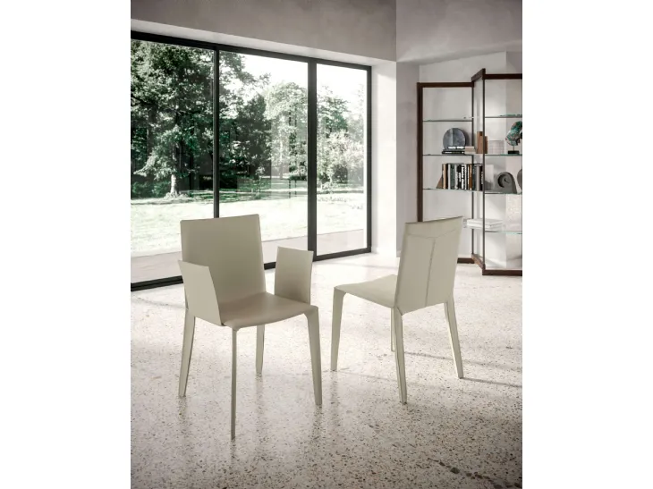 Sedia di design con e senza braccioli completamente rivestita in cuoio Frisbee di Ozzio