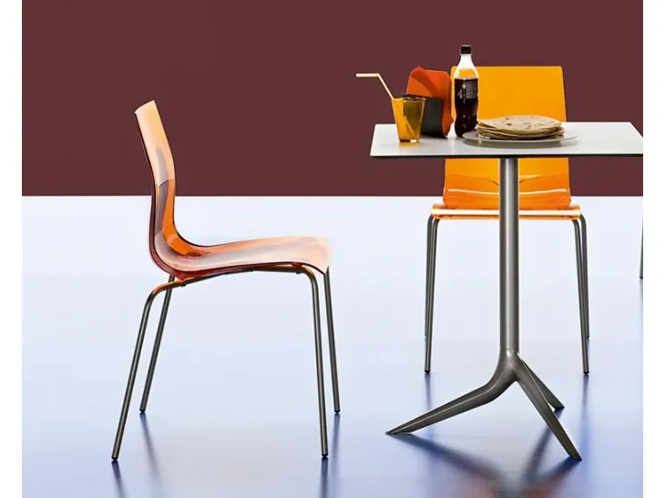 Sedia Gel con seduta in acrilico di colore giallo e acciaio di Domitalia