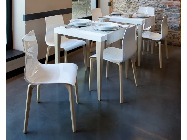Sedia Gel in acrilico con gambe in legno di Domitalia