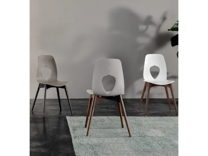 Sedia Hole Wood con gambe in legno e seduta in polipropilene di Tonin Casa