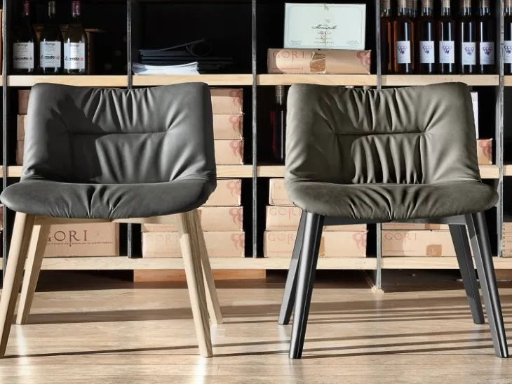 Sedia Relax-L in ecopelle imbottita con gambe in legno di Domitalia
