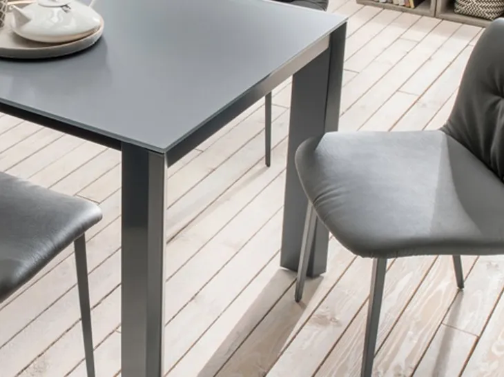 Sedia Relax-M in pelle imbottita con gambe in acciaio di Domitalia