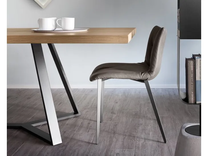 Sedia Relax-M in pelle imbottita con gambe in acciaio di Domitalia